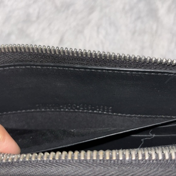 Fendi eyes zippy wallet - Picture 5 of 9